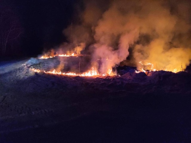 W poniedziałek 14.03.22 o godzinie 19:20 strażacy z OSP Knyszyn zostali zadysponowani do pożaru trawy w miejscowości Ogrodniki. Działania polegały na ugaszeniu pożaru przy użyciu tłumic i dwóch linii gaśniczych oraz na przelaniu wodą suchej trawy w celu zapobiegnięcia rozprzestrzeniania się ognia
