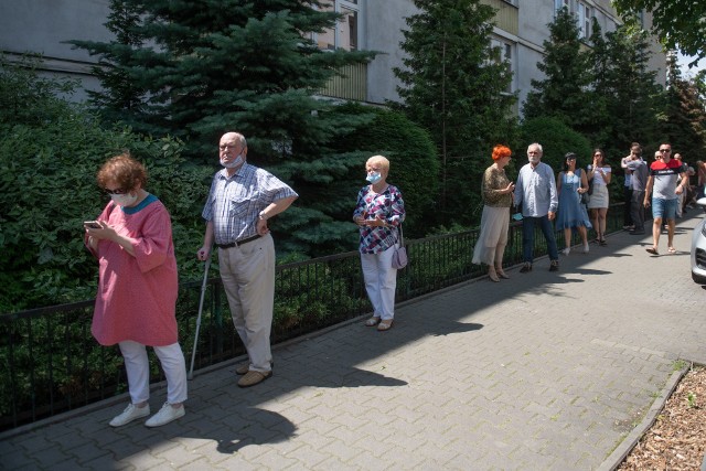Kolejka przed jednym z poznańskich lokali wyborczych podczas głosowania w pierwszej turze.