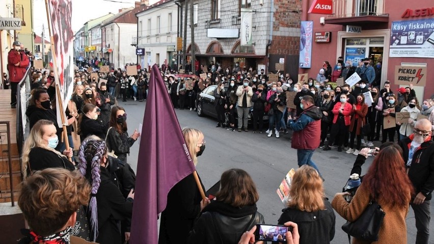 Tłumy ludzi zebrały się w centrum Staszowa na proteście...
