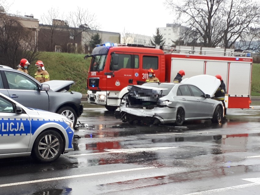 Wypadek na na Retkini w Łodzi. Zderzenie dwóch aut. Na miejscu jest straż pożarna ZDJECIA  16.04.2021