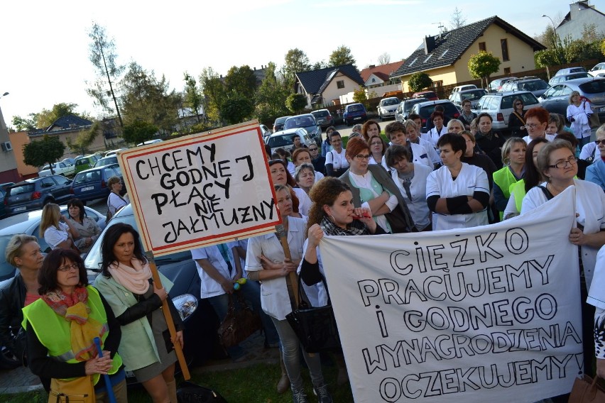 Manifestacja pielęgniarek w Raciborzu. Pielęgniarki przyszły z wuwuzelami [ZDJĘCIA]