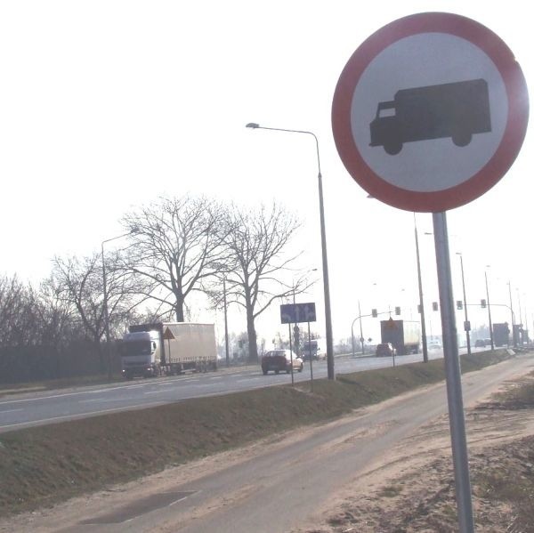 Od strony firmy Zbyszko stoi znak zakazu. Nie przeszkadza to jednak kierowcom ciężarówek przejeżdżać tą drogą. 