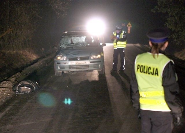 Piesi i rowerzyści to najbardziej niechronieni uczestnicy ruchu drogowego (na zdjęciu niedawny tragiczny wypadek w Zabrniu).