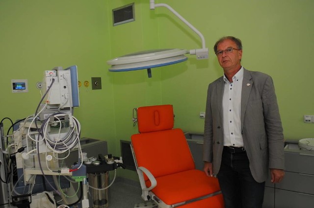 Doktor Krzysztof Nawrocki w wyposażonym już gabinecie zabiegowym tworzonego centrum