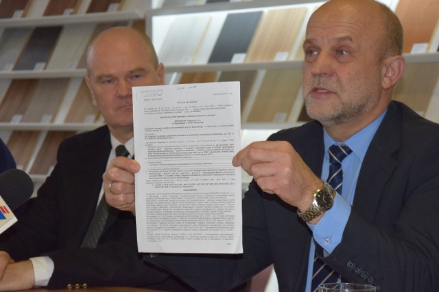 Starosta Krzysztof Lis demonstruje prawomocne już pozwolenie na budowę UTWS