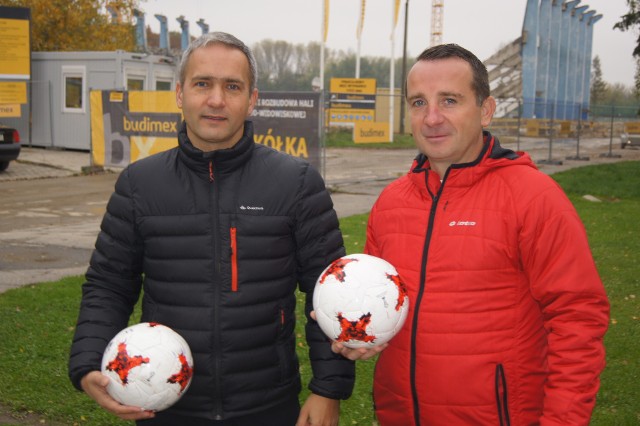 Mariusz Babiarz oraz Artur Koza mają nadzieję, że w przyszłym roku futsal wróci do hali „Jaskółka”