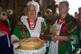 Dożynkowy orszak przyjechał do fary samochodami. Konie zostały w stajni