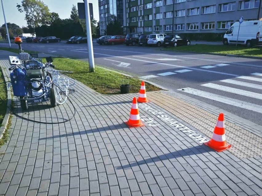 W Suwałkach przed przejściami dla pieszych wykonano napisy "Odłóż smartfon i żyj". Podobnie będzie w innych miastach naszego regionu?