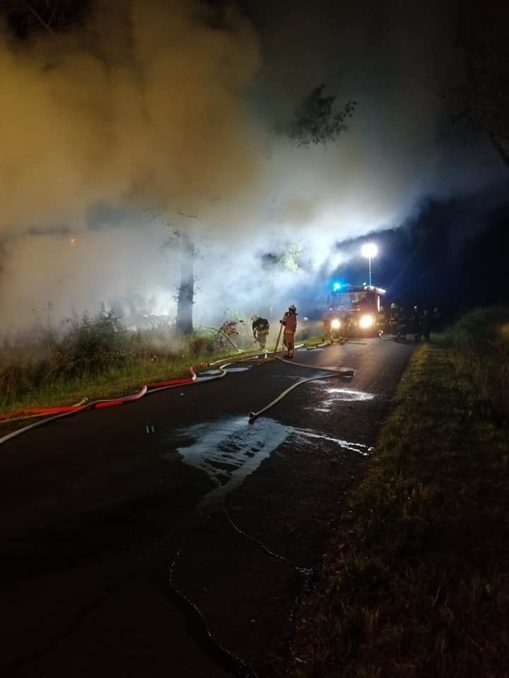 Pożar stogu w Chlebowie w Gminie Świedziebnia. Zobaczcie zdjęcia od strażaków z OSP Strzygi i OSP Świedziebnia