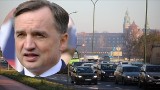 Prokurator Generalny Zbigniew Ziobro przeciwko unijnemu zakazowi korzystania z samochodów spalinowych