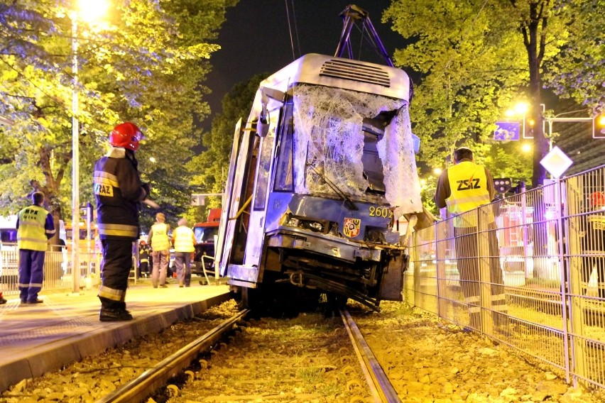 Wrocław: Przy Sky Tower tramwaj zderzył się z ciężarówką (ZDJĘCIA)