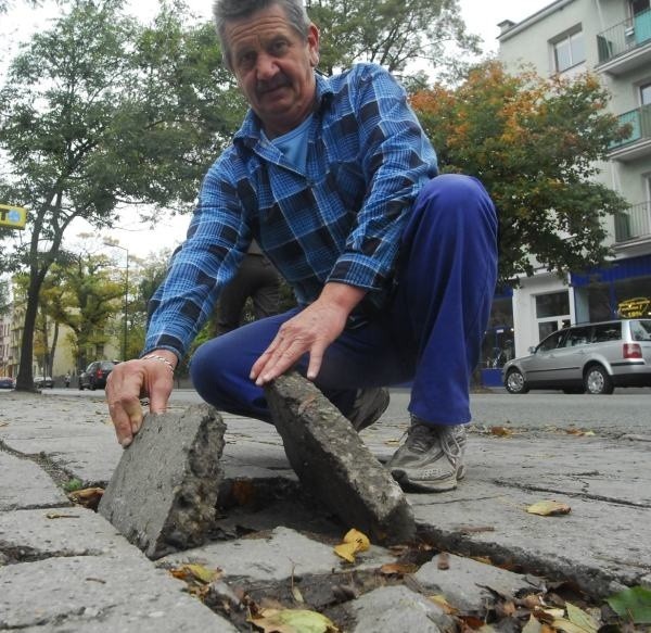 - Wymieniają tylko pojedyncze płytki, a cały chodnik i tak jest nierówny - mówi Marek Róg.