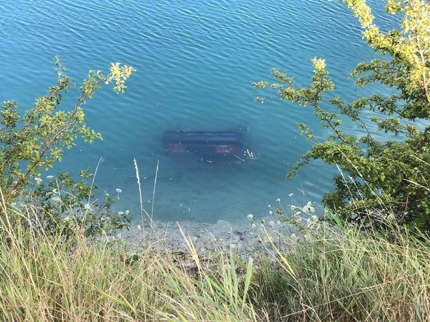 Samochód w opolskiej kamionce. Kierowca pod wodą