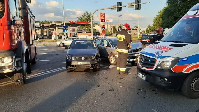 Jak doszło do wypadku? Kierująca volkswagenem jechała ulicą Szybowcową, natomiast citroen jechał od Lotniczej w kierunku Bajana. Któraś z kobiet musiała wjechać na skrzyżowanie na czerwonym świetle.