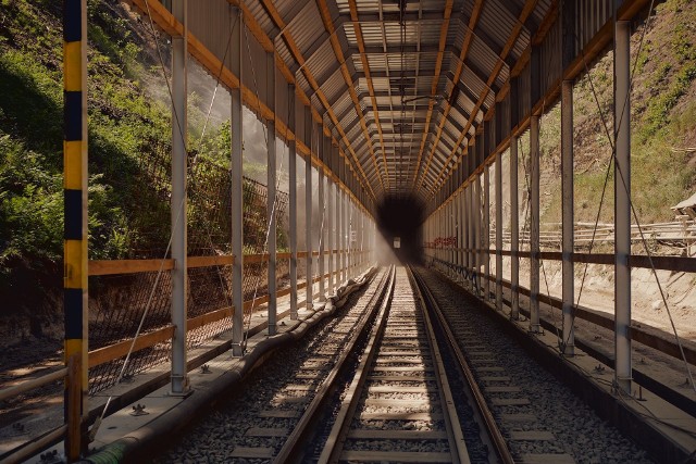 Tunel w Trzcińsku na trasie Jelenia Góra- Wrocław jest poszerzany bez wstrzymywania ruchu pociągów.