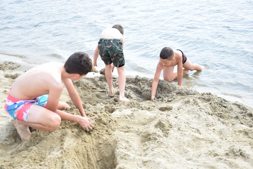 Zabawy na plaży nad januszowickim stawem