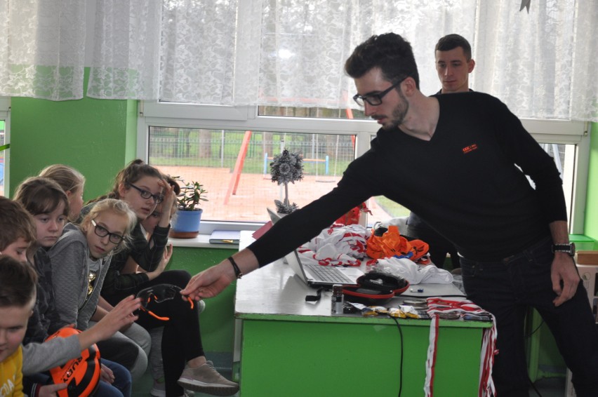Gmina Orońsko. Utytułowany kolarz Piotr Brożyna spotkał się z uczniami szkoły podstawowej