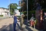 Święto Wojska Polskiego. Kwiaty pod popiersiem marszałka Piłsudskiego w Szczecinie