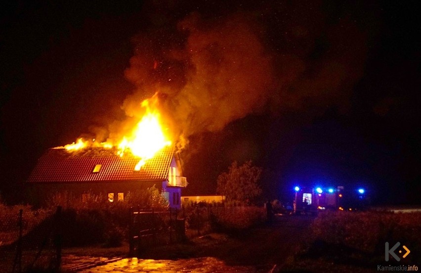 Pożar domu w Kamieniu Pomorskim. Uderzył w niego piorun [zdjęcia, wideo]