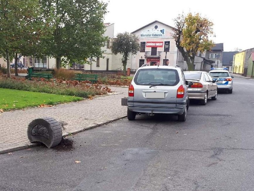 Piotrków Kujawski. Pijany 23-latek jazdę zakończył na... aucie i donicy