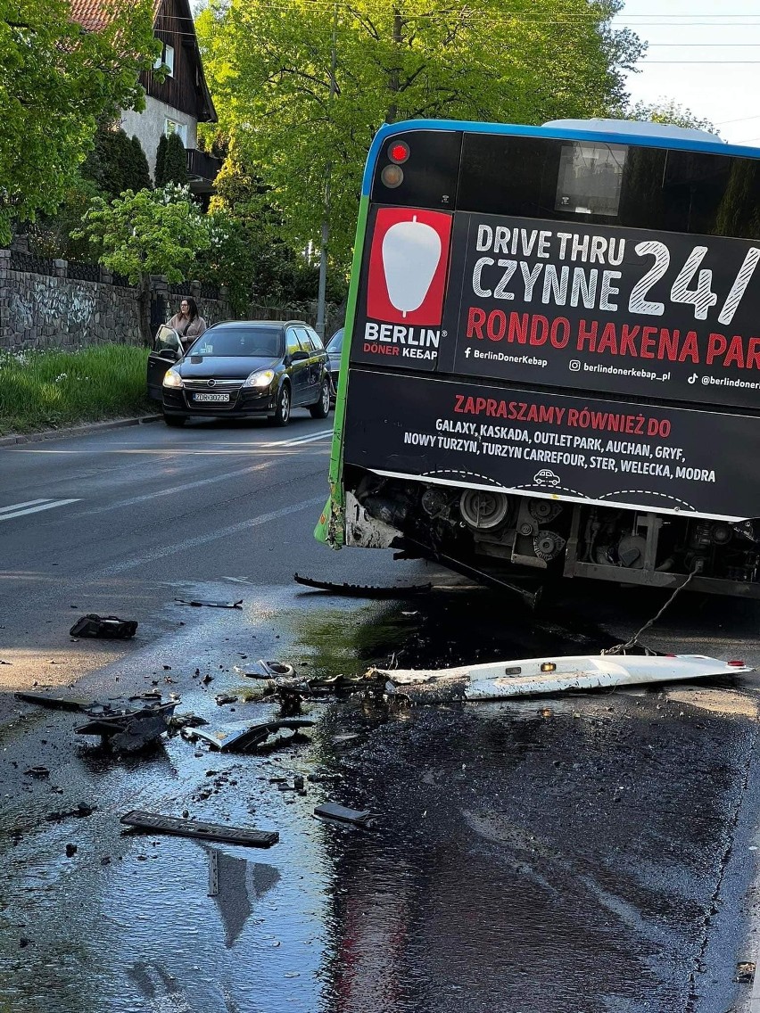 Samochód wjechał w autobus. Zablokowany jest przejazd przez ulicę Wilczą [ZDJĘCIA]