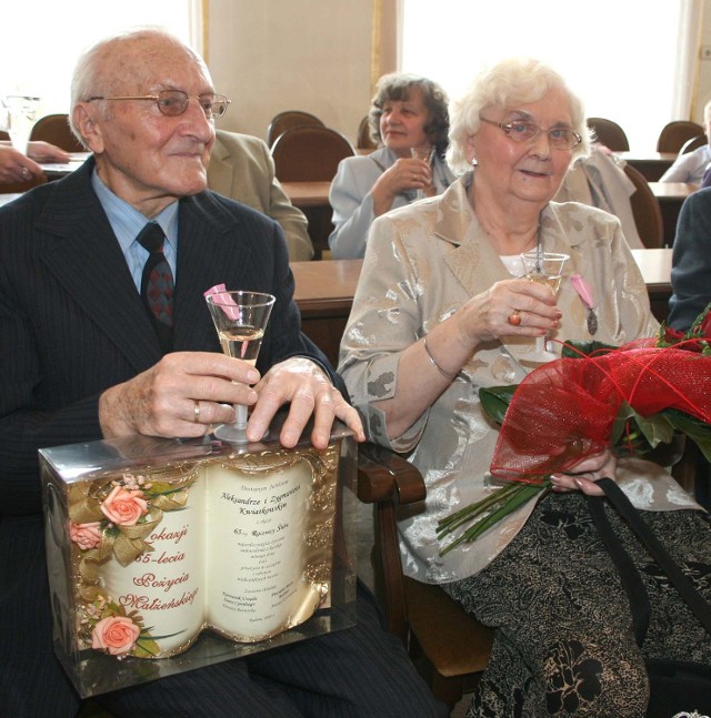 Aleksandra i Zygmunt Kwiatkowscy w tym roku świętują 65 rocznicę ślubu. W środę odebrali medale w Urzędzie Stanu Cywilnego.
