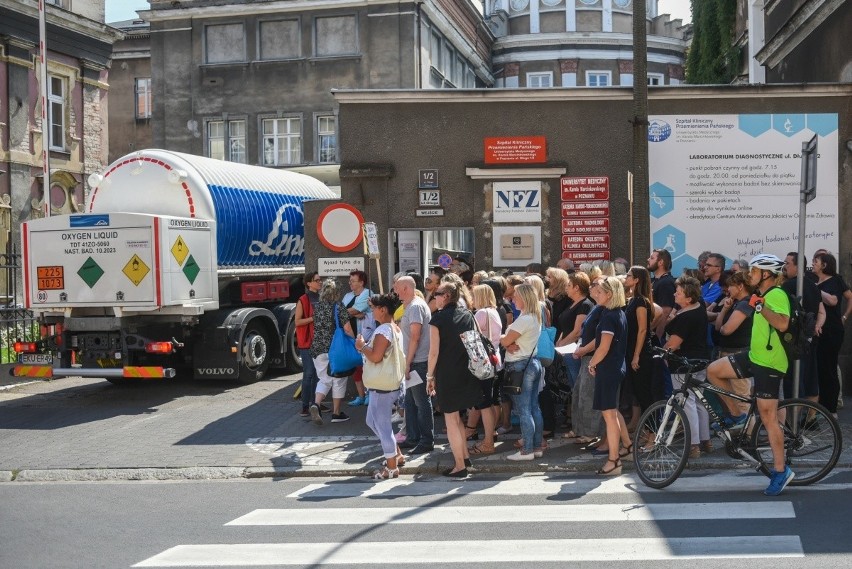 ”Żądamy wyższych płac” – skandowali pod Szpitalem Klinicznym...