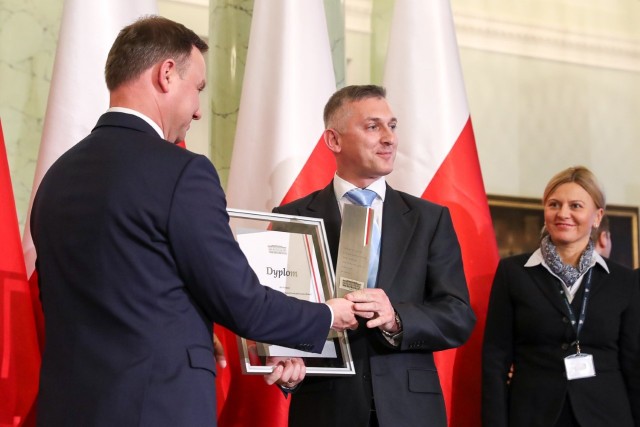 Prezydent Andrzej Duda wręczył na ręce przedstawiciela zarządu Fundacji statuetkę „Dla dobra wspólnego” i dyplom.