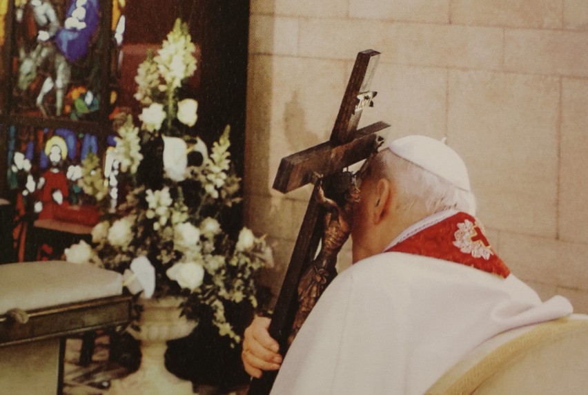Wielki Piątek 2005 roku. Jan Paweł II z krzyżem ze...