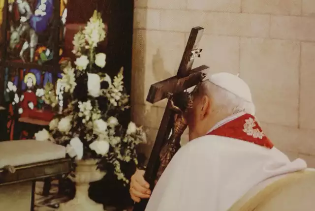 Wielki Piątek 2005 roku. Jan Paweł II z krzyżem ze Stefkowej.