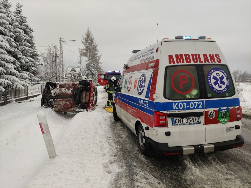 Podhale. Wypadek w Chochołowie. Auto wpadło do rowu, jedna osoba jest poszkodowana