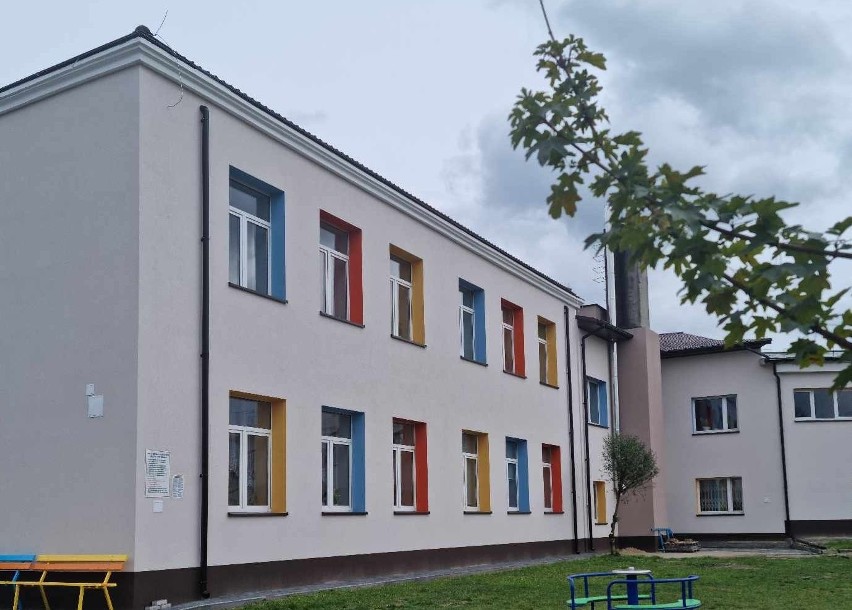 Szkoła podstawowa w Wyśmierzycach z kolorową elewacją...