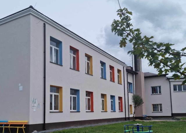 Szkoła podstawowa w Wyśmierzycach z kolorową elewacją wygląda ładnie, budynek jest też łatwiejszy do ogrzania, a co za tym idzie tańszy w utrzymaniu.