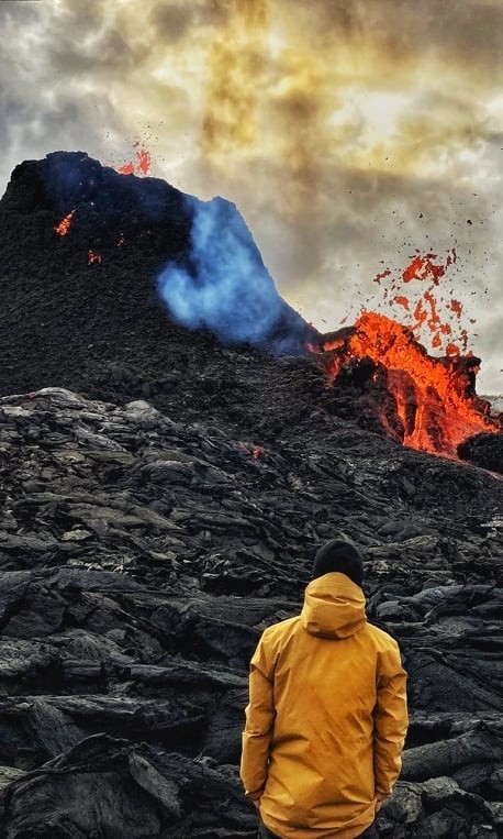 Spektakularna erupcja wulkanu na Islandii. Ola Pozorska z...
