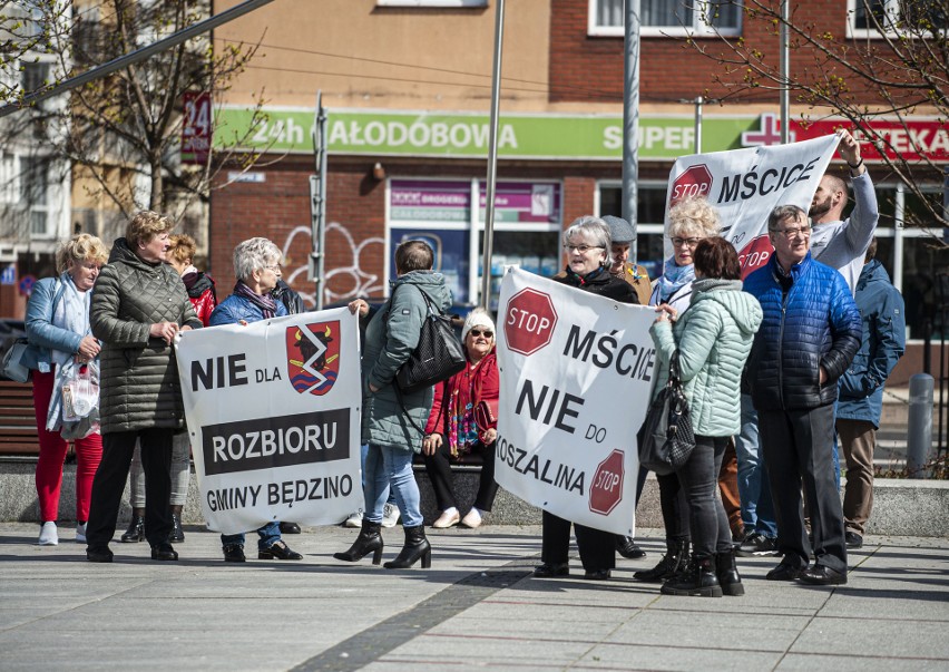 Opór, czyli mieszkańcy Mścic nie chcą przenosin do Koszalina...