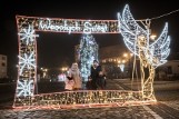 W Strzelcach Krajeńskich pojawiły się świąteczne instalacje. Są wielkie prezenty, dzwonki i świecąca ramka do robienia zdjęć [ZDJĘCIA]