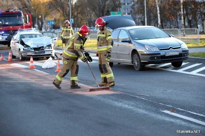 Wypadek w Stalowej Woli. Bmw uderzyło w citroena, którym podróżowała rodzina z dwójką dzieci. Kierowca i pasażer bmw uciekli! (ZDJĘCIA)