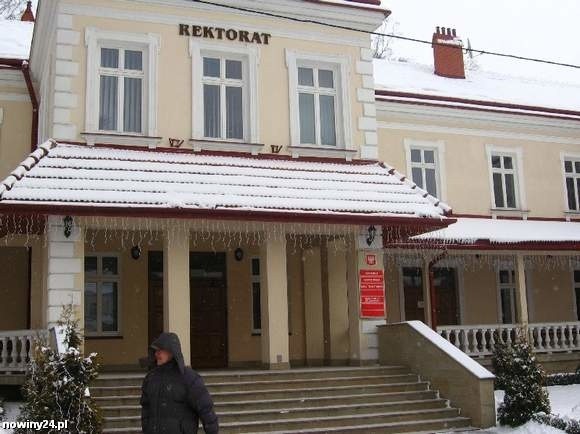 W środę na zwołanej konferencji prasowej dziennikarze będą mogli dowiedzieć się m.in. o szczegółach kolejnej sprawy którą zajął się prokurator. Tym razem na wniosek władz uczelni. Dotyczy ona trzech pracownic pionu administracji związanych z obsługą funduszy socjalnych.