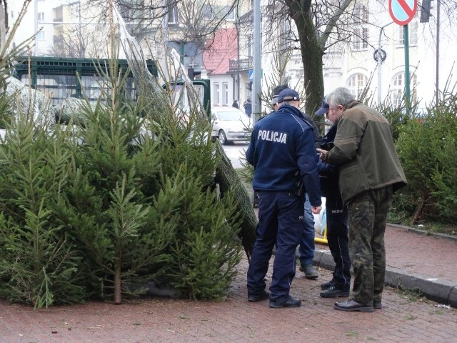 Policjanci i strażnicy podczas akcji