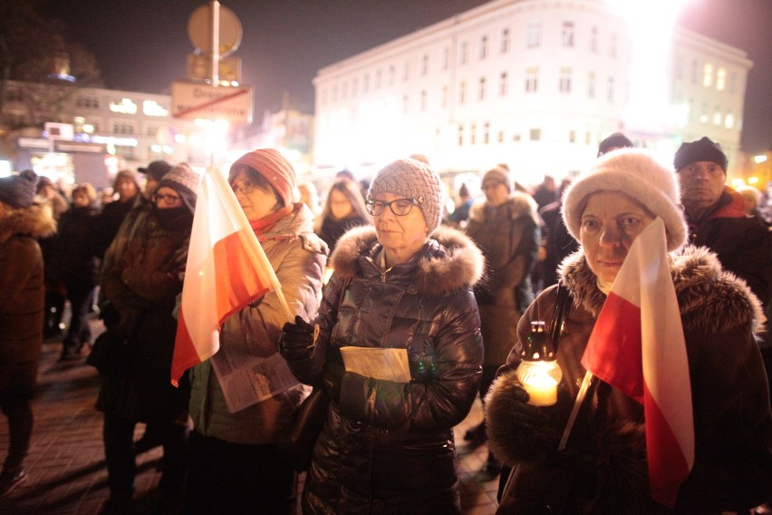 Kilkaset osób przyszło na plac Wolności w Opolu.