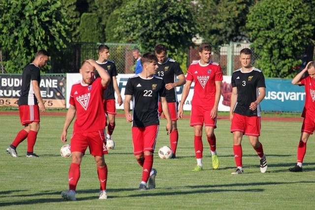 Piłkarze Broni Radom mieli w sobotę zagrać z Pogonią Grodzisk Mazowiecki.