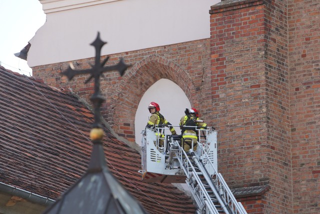 Z kościoła Bożego Ciała spadają tynk i dachówki. W środę rano proboszcz parafii pw. Bożego Ciała wezwał na pomoc poznańskich strażaków. Kolejne zdjęcie --->