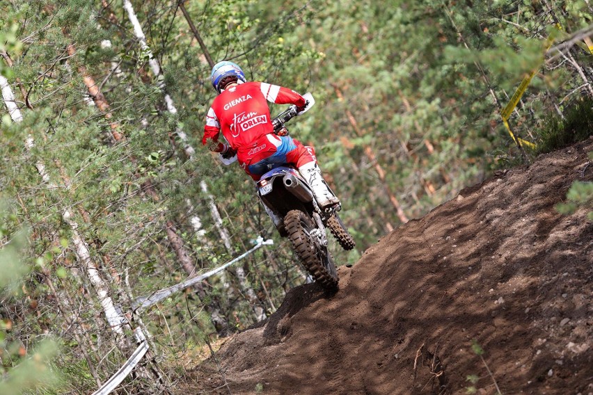 Maciej Giemza z Piekoszowa miał poważny upadek w Finlandii, ale zdobył brązowy medal mistrzostw Europy w rajdach enduro! [ZDJĘCIA]