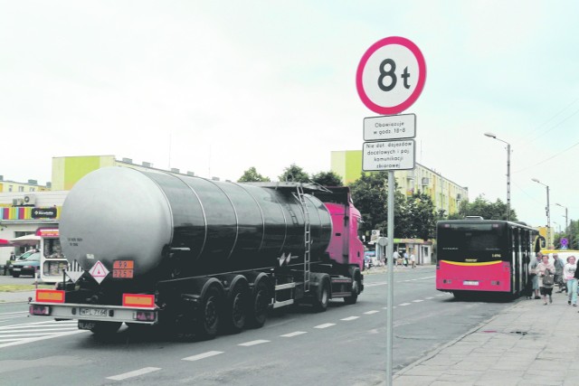 Ciężki transport powoduje hałas, który nawet w dzień jest trudny do zniesienia przez lokatorów pobliskich bloków.