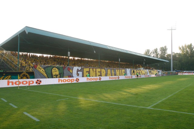 Stadion GKS Katowice częściowo stoi na działkach należących do Chorzowa, dlatego katowicki klub musi prosić prezydenta tego miasta o pozwolenie na organizację imprez masowych. Po operacji wykupu dwóch działek przez Katowice... ta sytuacja się nie zmieni