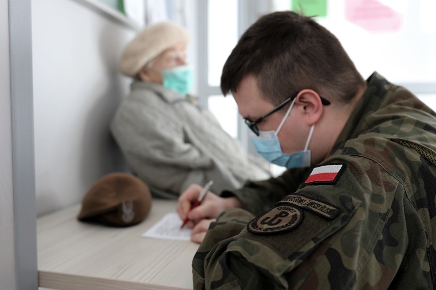 Śląscy terytorialsi pomogli już blisko 40 seniorom i kombatantom dorzeć na szczepienie przeciwko COVID-19