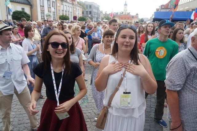 Światowe Dni Młodzieży - prezentacja kultur na placu przed archikatedrą