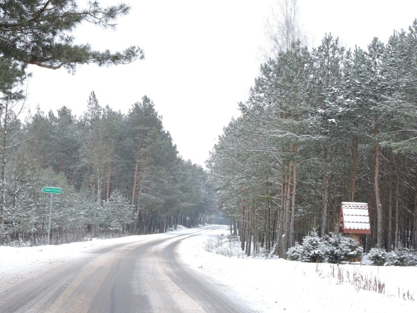 Atak zimy na drogach powiatu ostrołęckiego. Nadal są miejsca, gdzie leży śnieg i lód