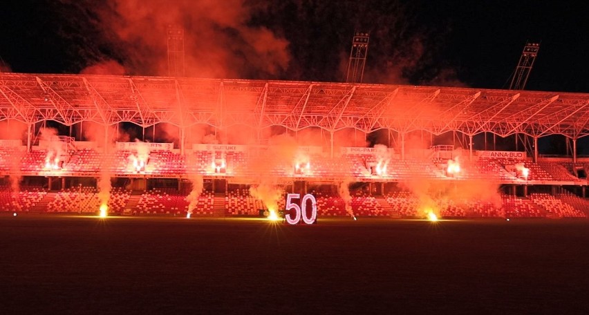 50 lat Korony Kielce. Był efektowny pokaz sztucznych ogni na Suzuki Arenie, a "100 lat" zaśpiewał dla jubilata piłkarz Krzysztof Kiercz!