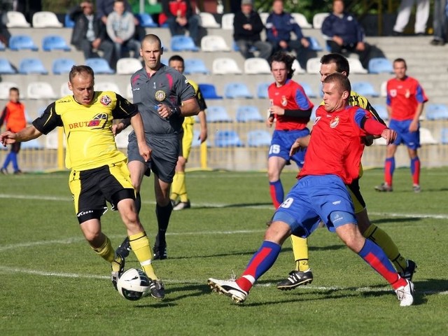 Bytowscy piłkarze (w żółto-czarnym stroju Krzysztof Bryndal) w tygodniu pokonali już jednego Gryfa, ale ze Słupska, i to w Pucharze Polski, 2:0. Teraz czas na tego z Wejherowa.